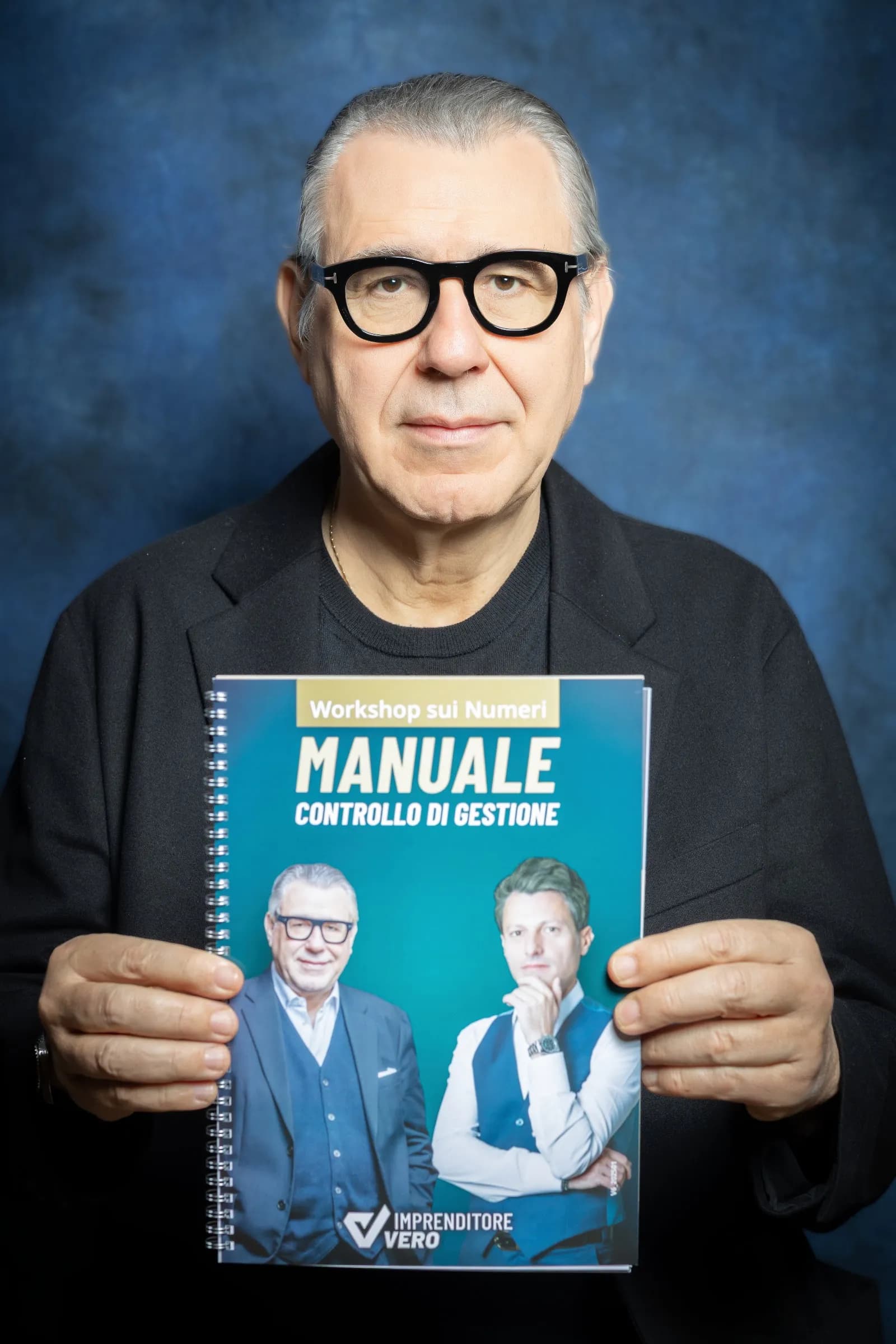 Mirco Gasparotto con il manuale del controllo di gestione