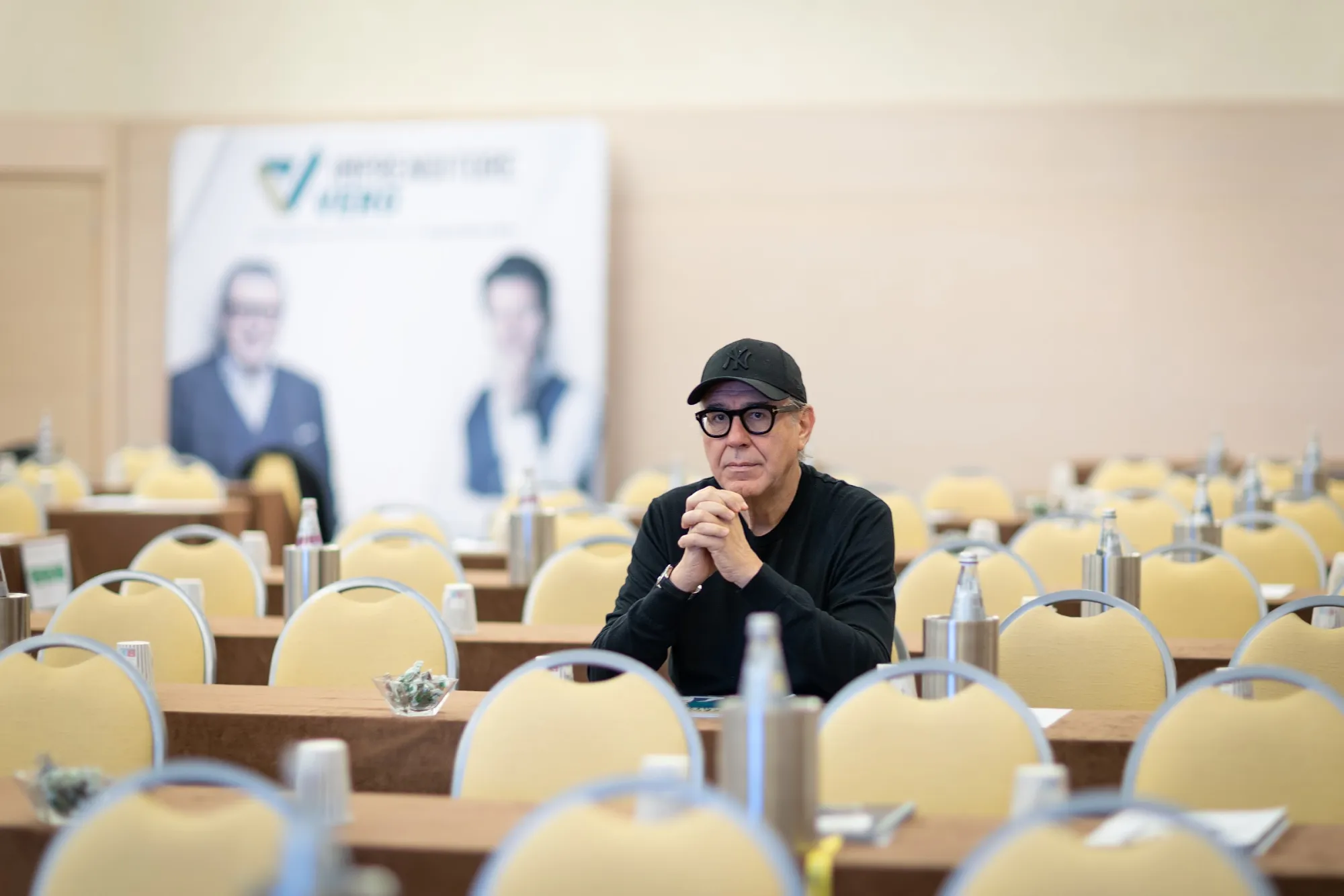 Mirco Gasparotto seduto nella sala del workshop